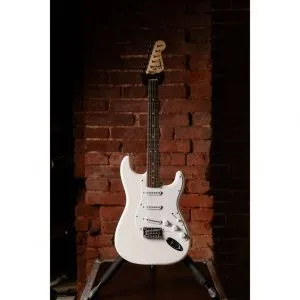 Fender Squier Bullet Stratocaster HT Arctic White Электрогитара (Б/У).