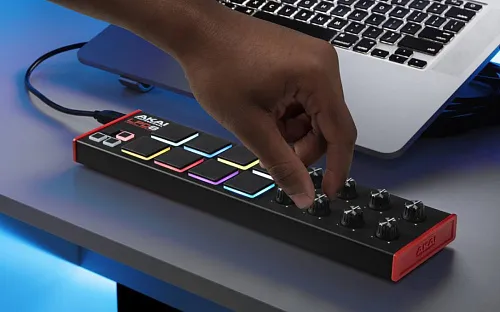 Akai Pro LPD8MK2 Портативный USB/MIDI-контроллер.